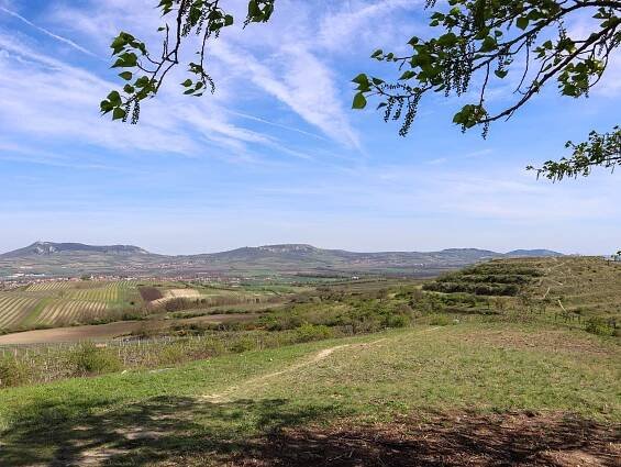 Pyramida v krásné přírodě Dunajovických kopců | PrimaVylety.cz