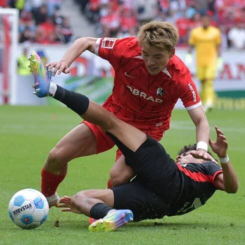 Bundesliga, SC Freiburg - Eintracht Frankfurt: Ritsu Doan (links/SC Freiburg) wird von Nathaniel Brown (Eintracht Frankfurt) gestoppt