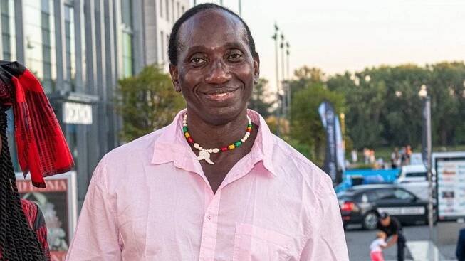 Ibrahim Maiga z Fontány pre Zuzanu oslavil 60 a hledá novou ženu. Rozáhnout nohy nestačí, vzkazuje