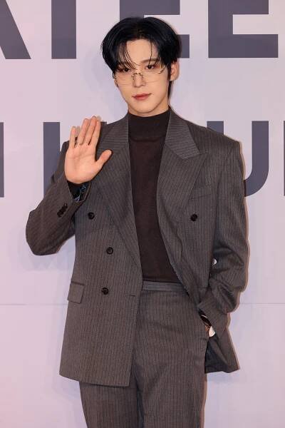 ATEEZ Member Yunho Uses This Trending Fragrance