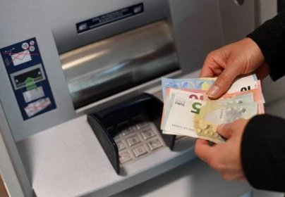 Výběr z bankomatu v zahraničí: Poplatky bank a u kterých je zdarma