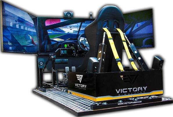 Jízda na promakaném simulátoru závodního auta pro 1–4 řidiče