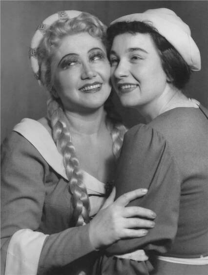 Mistři pěvci norimberští - 24.01.1958, Maria Tauberová (Eva), Ivana Mixová (Magdalena) Foto: Jaromír Svoboda