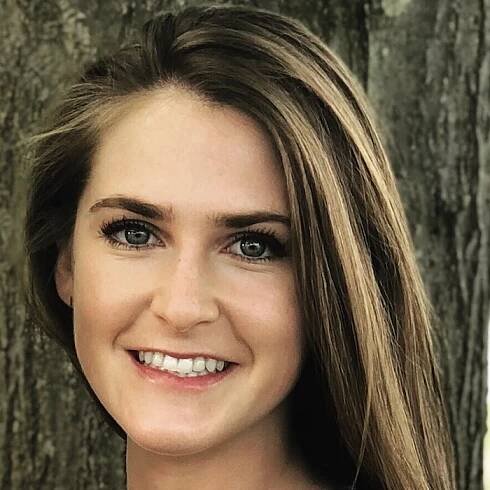 Headshot of Julia Quinn