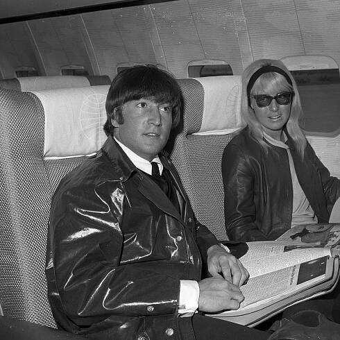 Soubor:John and Cynthia Lennon, 1964.jpg – Wikipedie