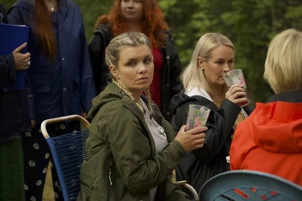 Irina Isberg, Aninka Uusitupa - Kummeli esittää: Mökkinaapurit - Veijon eka ex - Z filmu