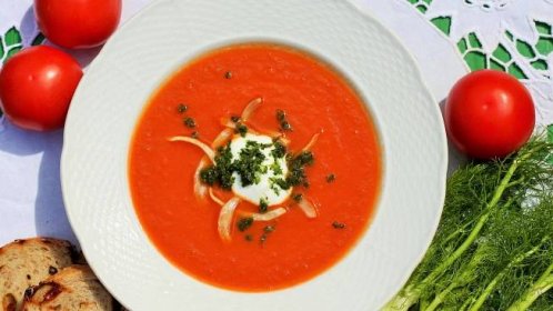 Jak na rajčatovou polévku z pravých rajčat? Obejdete se i bez mouky, chuť jí dodá skořice a další druhy koření