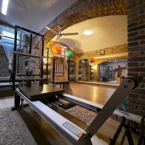 Skupinová lekce pilates, Port de Bras, fitbaletu nebo individuální hodiny cvičení na strojích