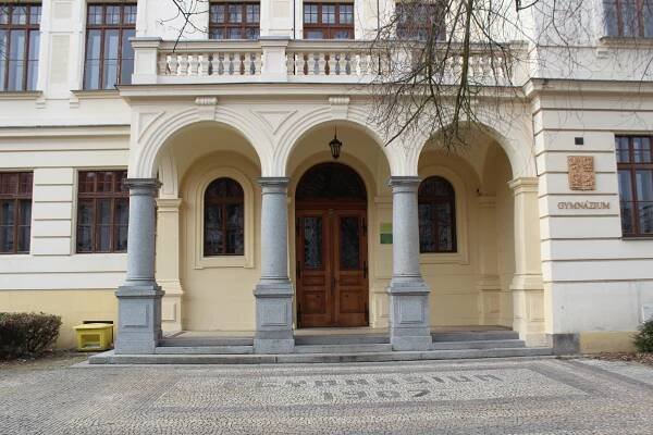 Soubor:Gymnázium Benešov vchod.JPG – Wikipedie