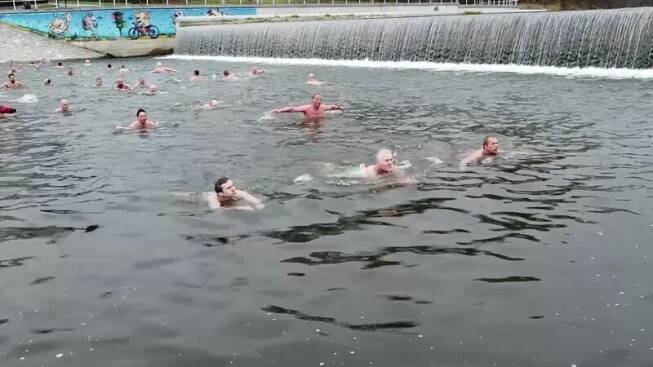 Ve Frýdku-Místku otužilci ukončili sezonu duatlonem u splavu