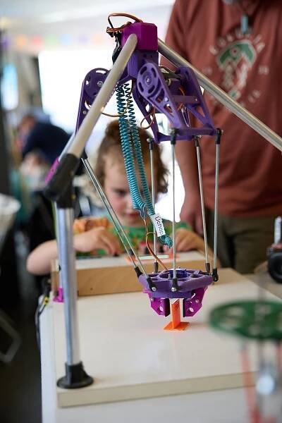 Vrchlabí zažilo den plný tvořivosti a techniky, festival Maker Faire