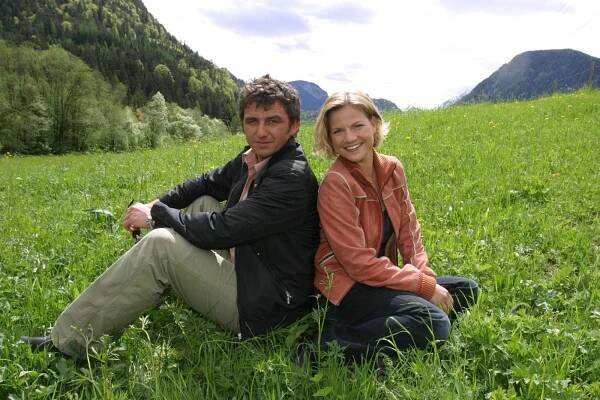 Der damals 35-jährige Schauspieler Hans Sigl zusammen mit TV-Kollegin Kristina Sprenger bei den Dreharbeiten zur Serie „SOKO Kitzbühel“ am 05. Mai 2004 
