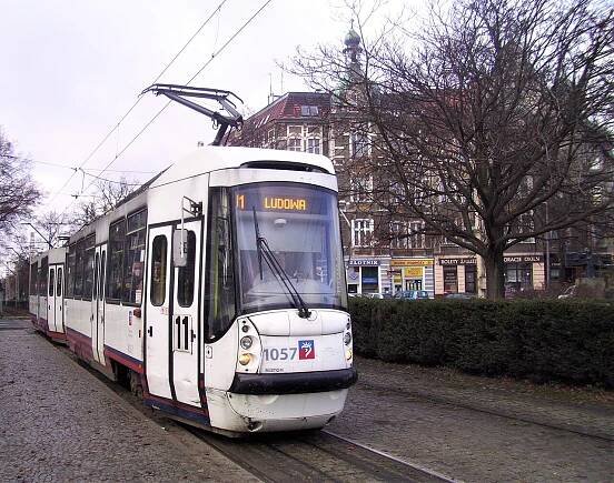 Soubor:Konstal 105N2k2000 1057, tram line 11, Szczecin, 2009.jpg