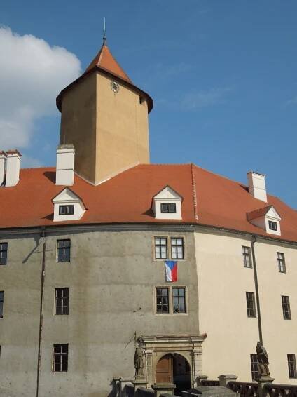 Památky ve správě NPÚ vyvěsily českou státní vlajku - Karlštejn