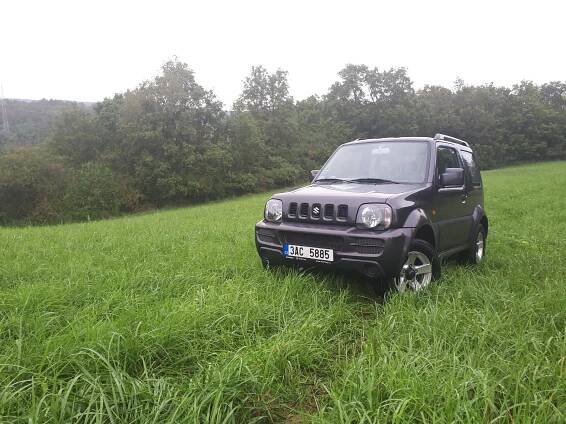 Suzuki Jimny je parťák pro cesty i necesty. Je vysazený na zdolávání „kozích“ stezek, i když bourat byste v něm nechtěli. Jak jezdí coby ojetina?