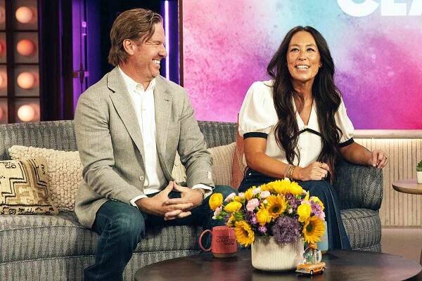 THE KELLY CLARKSON SHOW -- Episode 7I160 -- Pictured: (l-r) Chip Gaines, Joanna Gaines, Kelly Clarkson 
