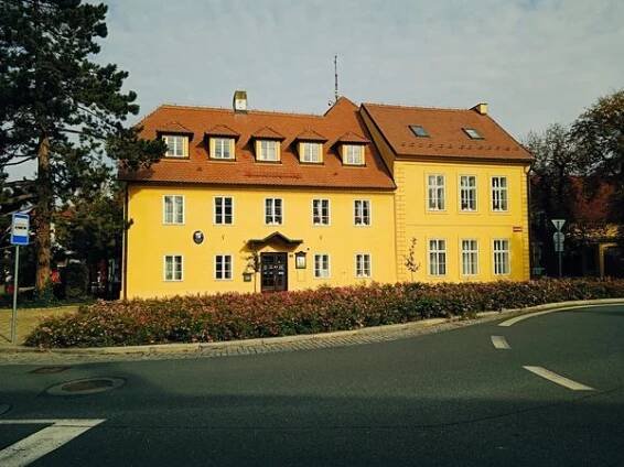 Průhonice - obecní úřad foto 2