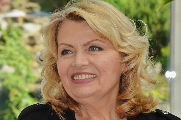 Dana Vlková si ve filmu Smrt krásných srnců zahrála s Karlem Heřmánkem. 