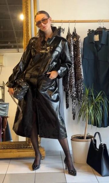 �ern� leskl� vinylov� kab�t