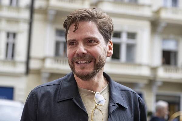 Do Varů dorazil Daniel Brühl. Německá megahvězda s katalánským srdcem