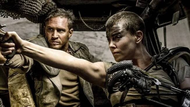 Tom Hardy a Charlize Theron ve filmu Mad Max: Fury Road.