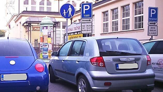 Z řidičů rezidenti? Město řeší parkování aut