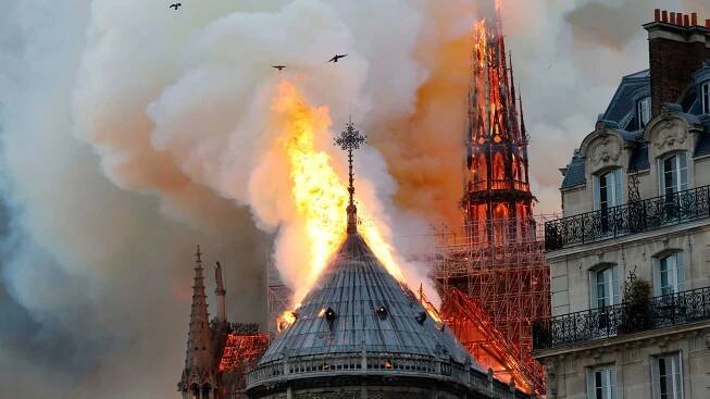 Tajomstvo v Notre Dame, sviečky zostávajú zapálené aj po požiari