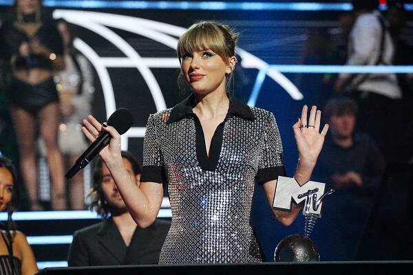 Taylor Swift tour ticket fiasco leads to calls for Ticketmaster and Live Nation to break up