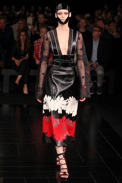 Kouzlo japonského stylu opanovalo kolekci Alexander McQueen S/S 2015 | Moda.cz