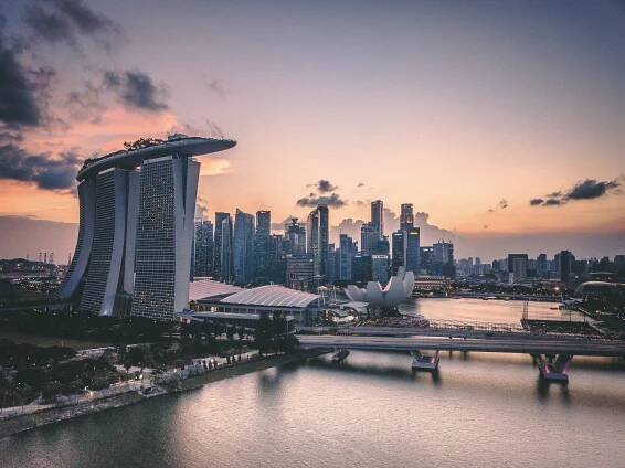 Singapur porazil pandemii a chce se brzy otevřít byznysu. Pomoci má i speciální hotel