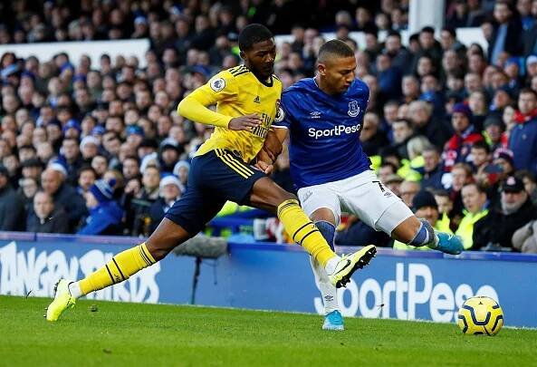 Manchester City už dotírá na Leicester, Arsenal remizoval s Evertonem