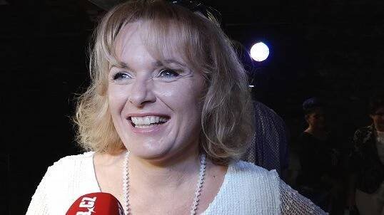 Věděli jste, že zpívá, a dokonce byla nominovaná na Thálii za muzikál? Bára Munzarová bude stát na jednom jevišti s Lucií Bílou - Super.cz