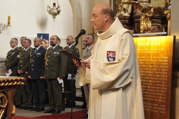 Mši ve vojenském kostele sloužil hlavní kaplan AČR plukovník gšt. Jaroslav Knichal