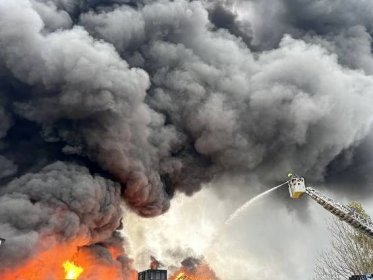 Ve Frenštátu pod Radhoštěm hořela skladovací hala, vyhlášen byl třetí stupeň poplachu | POŽÁRY.cz - ohnisko žhavých zpráv