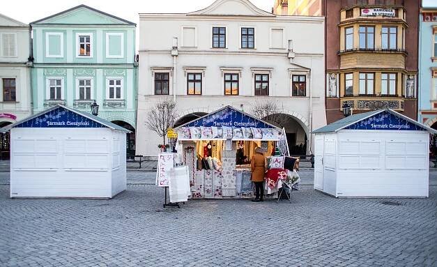 Rozdílný advent: Doma ticho a klid, Češi vyráží za vánočními trhy do Polska