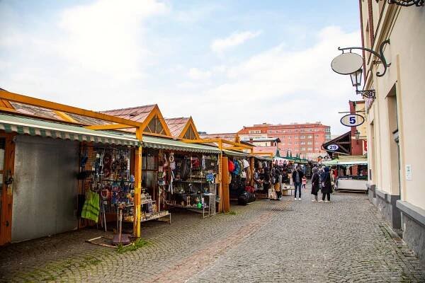 Holešovická tržnice: Kulturní památka stále v obležení vietnamských stánkařů