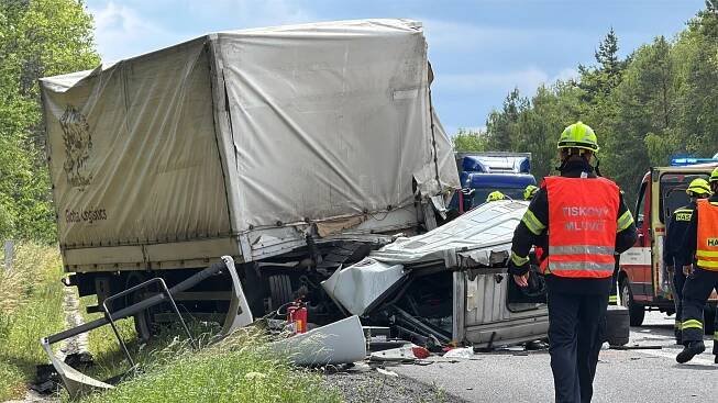 Nezodpovědnost na D5. Boural do auta policie stojícího u nehody, zranil policistku