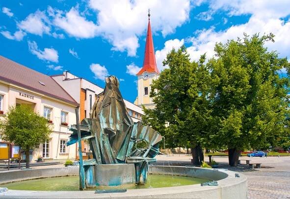 Kašna před radnicí a kostelem na náměstí