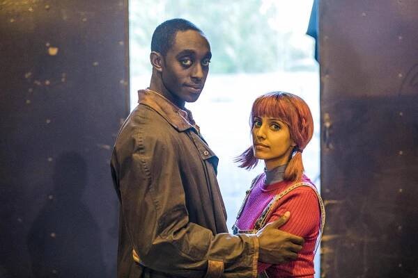 Humans - Epizoda 1 - Z filmu - Ivanno Jeremiah, Ritu Arya