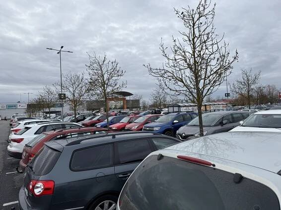 Čechy zachvátila vánoční horečka. Lidé zaplnili obchody, parkoviště nestačila