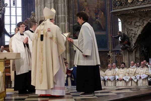 Foto: Arcibiskup si svolal kněze, v pražské katedrále světili oleje. Křesťané slaví Zelený čtvrtek