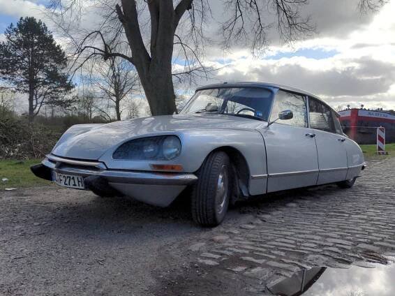 1971 Citroen ID 20 - Marke: Citroen, Typ: ID 20, BJ: 1971, PS: 100, ccm: 1.975.
Wagen war ursprünglich in fürchterlichem gelb lackiert und hatte Stoffsitze.
Vorne und hinten: hydro-pneumatische Federung für ein souveränes Dahingleiten. Der Wagen springt bei trockenen 15 Grad Celsius herzlich gerne an.
