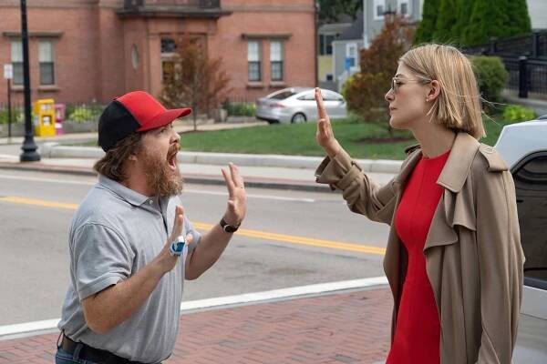 Jako v bavlnce - Z filmu - Macon Blair, Rosamund Pike