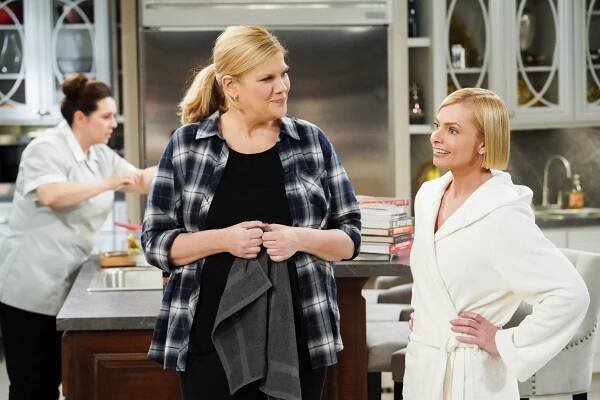 Máma - Hloupé kudrlinky a zahradní trpaslík v depresi - Z filmu - Kristen Johnston, Jaime Pressly