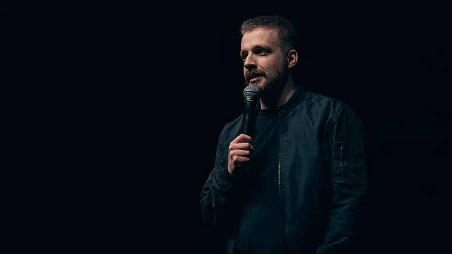 Osmadvacetiletý Libor Macháček patří mezi nejvýraznější mladé stand-up komiky v...