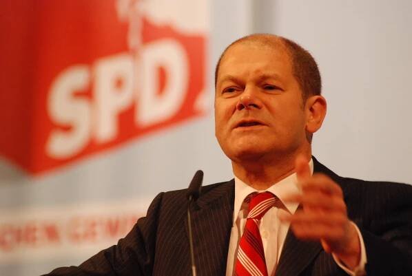 Německo oznámilo členy vlády velké koalice. Ministrem financí bude primátor Hamburku z SPD