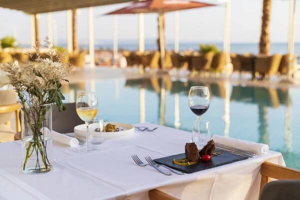 Albánie all inclusive včetně letenky: 4* hotel Amr u písečné pláže a s bazénem