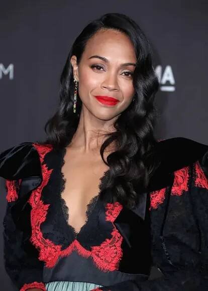 (FILE) Zoe Saldana vyhrála Oscara za nejlepší herečku v podpůrné roli Emilii Perezové na 97. výročním ocenění Akademie v neděli 2. března2025. LOS ANGELES, CALIFORNIA, USA - Listopad 02: Americká herečka Zoe Saldana na sobě Gucci — Stock obrázek