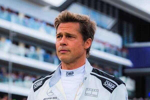 Brad Pitt v novém filmu sám řídí formuli. Za hazard se životem inkasuje skoro 700 milionů korun