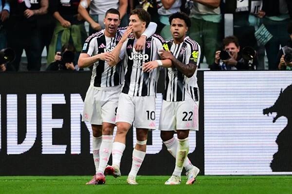 Gólové Derby d'Italia ovládl Juventus, výhru vystřelil v závěru Adžič